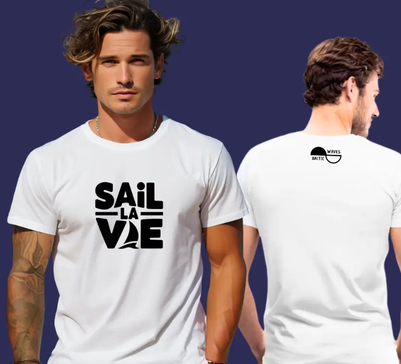 Mann trägt Sail la Vie T-Shirt von Baltic Waves mit maritimem Design