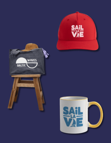 Ein Basecap, eine Tasse und eine Shoppingbag mit Baltic Waves Logo.